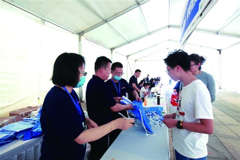 马博会现场跑友们领取参赛包 本专题摄影记者 褚洪卿